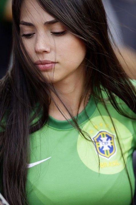 Một fan nữ xinh đẹp người Brazil vừa tìm được chỗ ngồi để theo dõi trận đấu môn bóng đá nam giữa đội nhà và đối thủ Belarus vào ngày 29/7.